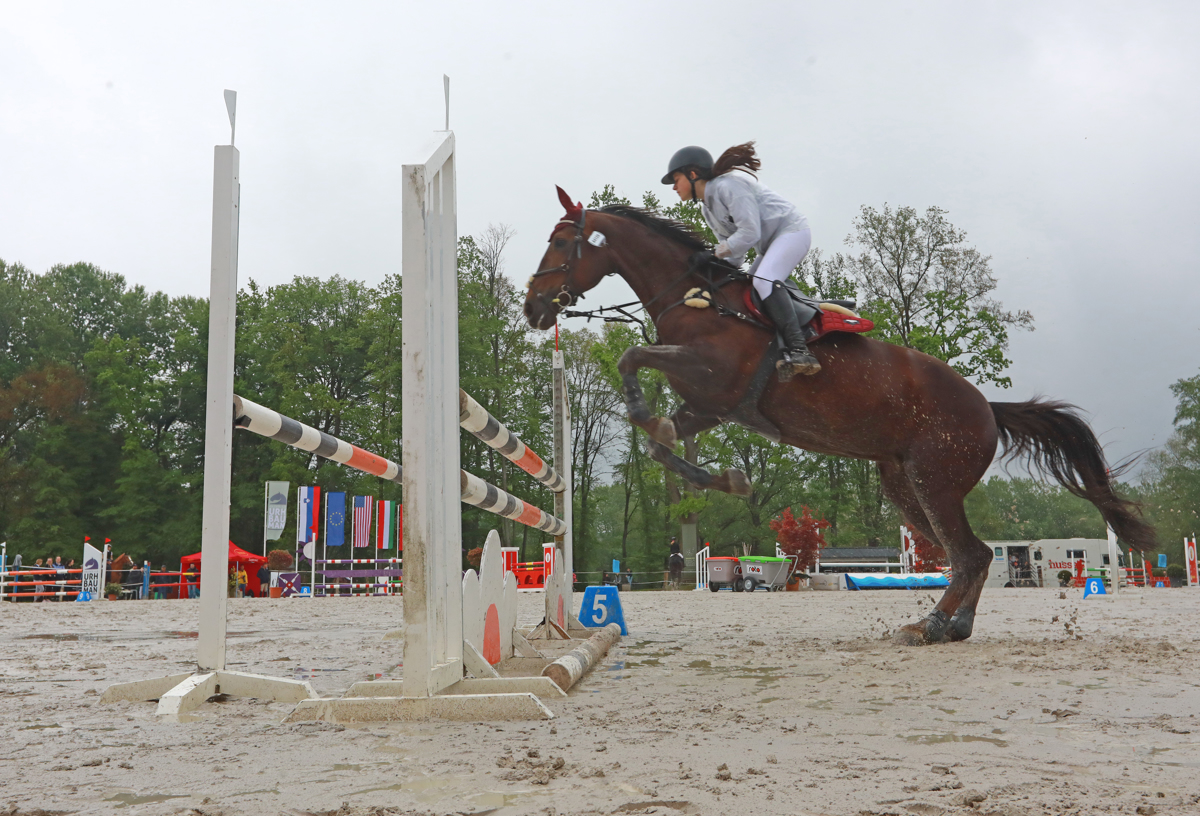 Preko ovir na jahališču Konjeniškega kluba Urh Bauman v Dogošah
