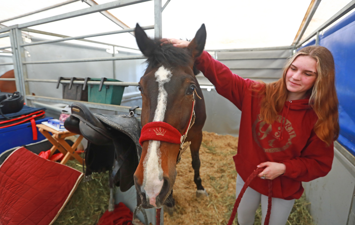 Preko ovir na jahališču Konjeniškega kluba Urh Bauman v Dogošah
