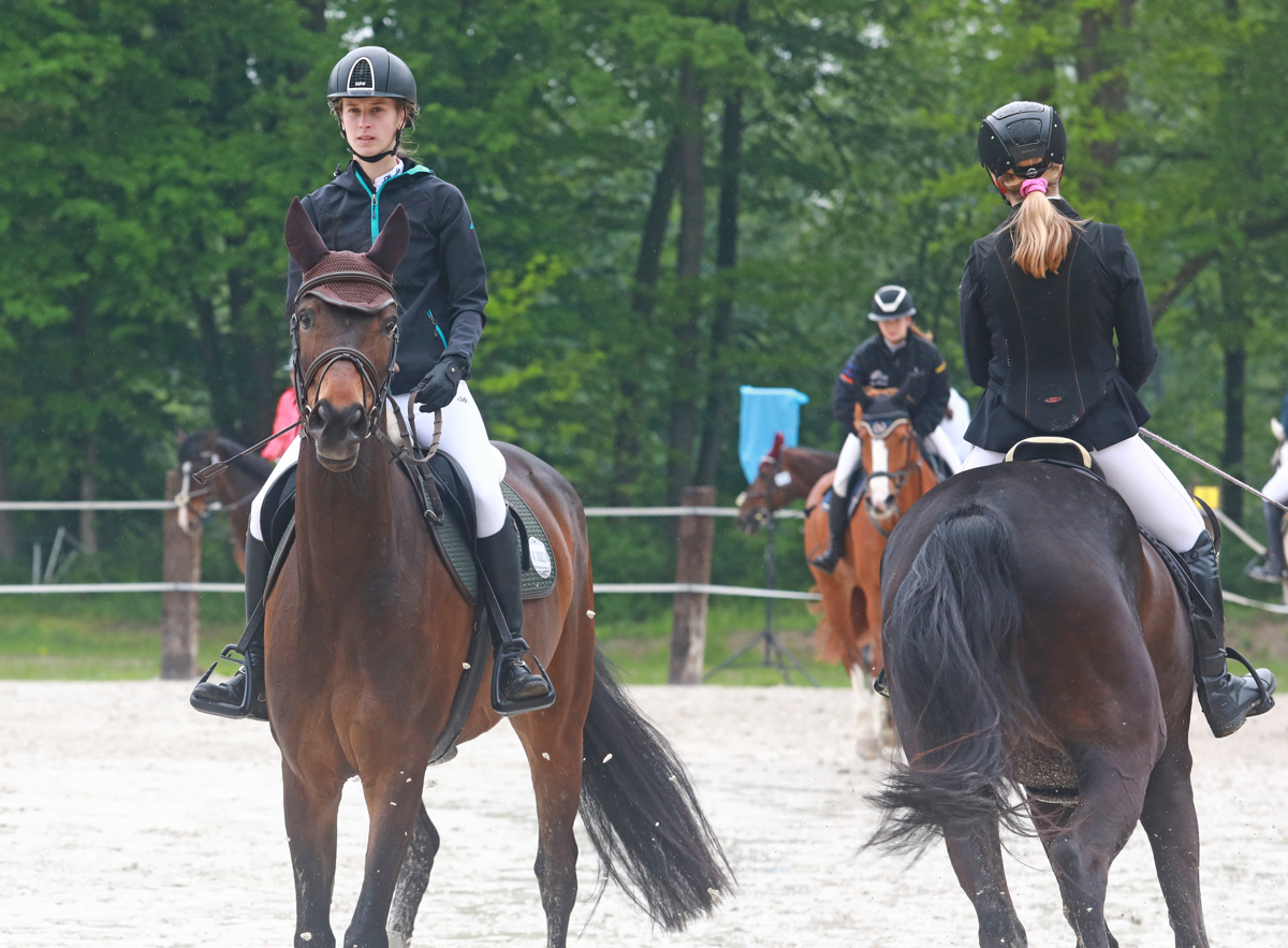 Preko ovir na jahališču Konjeniškega kluba Urh Bauman v Dogošah
