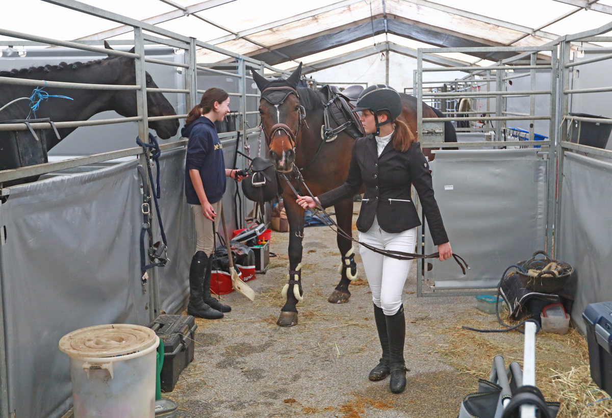 Preko ovir na jahališču Konjeniškega kluba Urh Bauman v Dogošah
