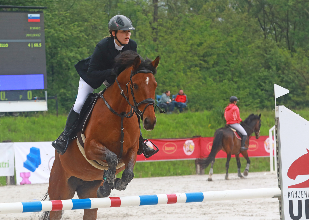 Preko ovir na jahališču Konjeniškega kluba Urh Bauman v Dogošah
