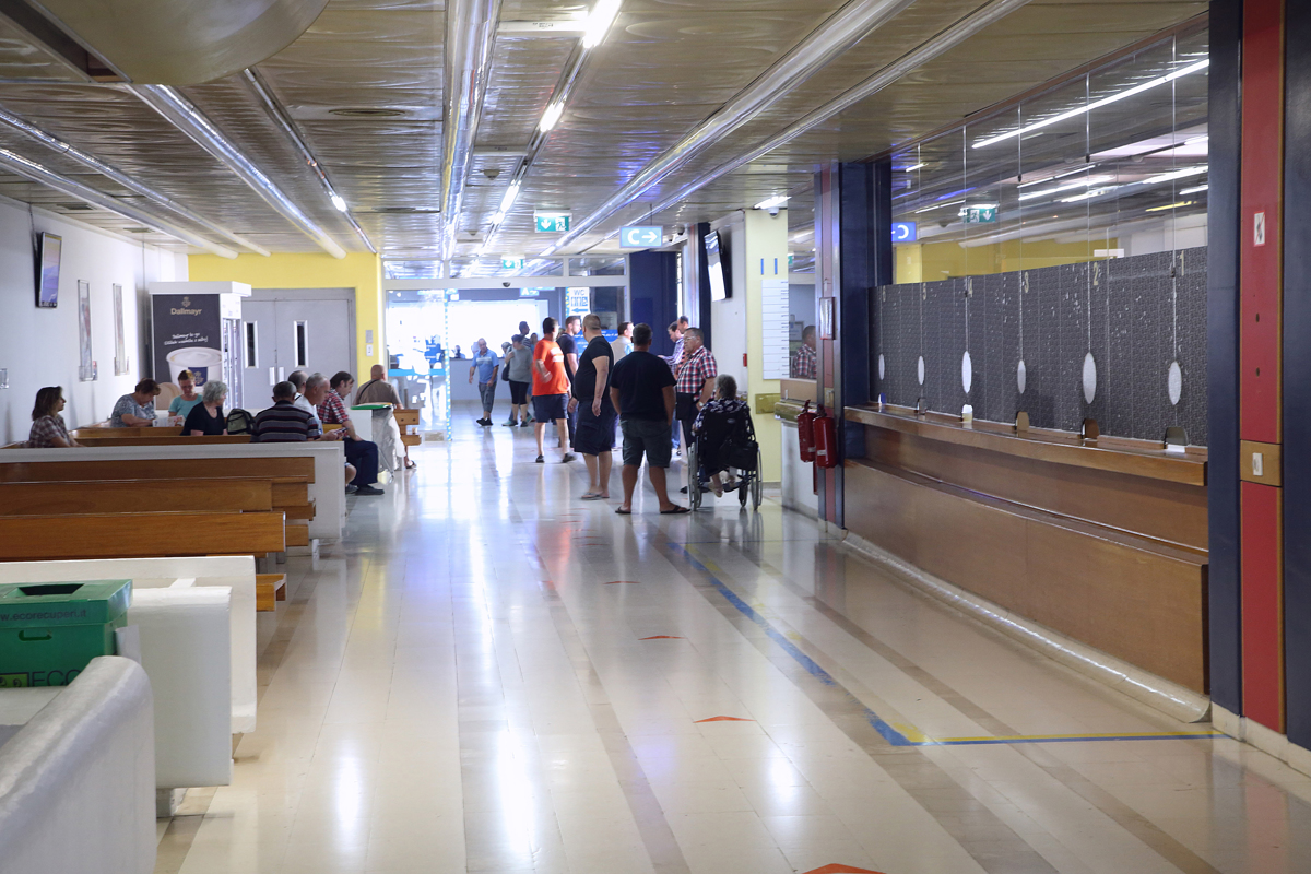 Našla ga je nezavestnega na avtobusni postaji: Moški je trenutno v komi in ima po telesu več modric
