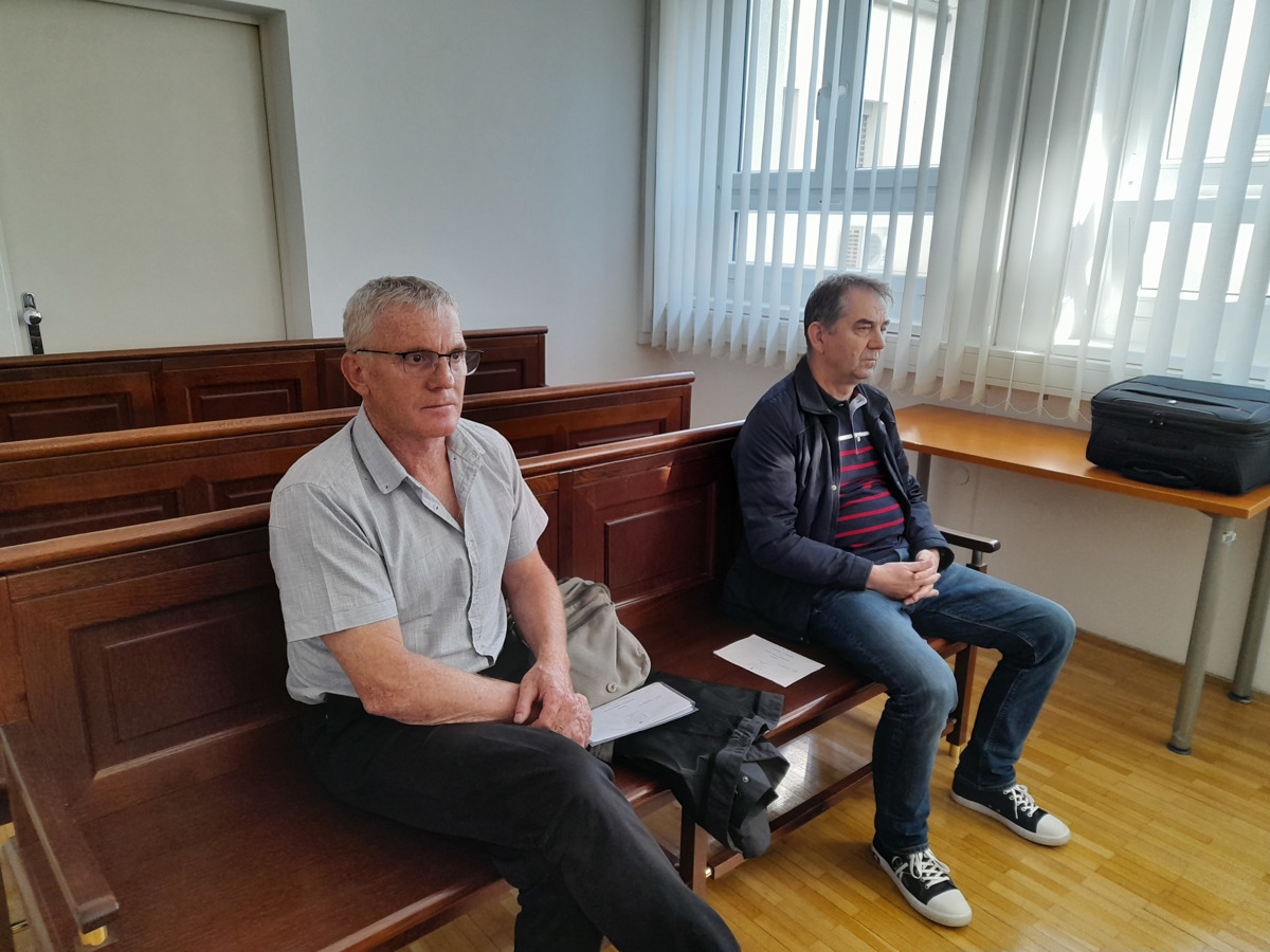 Sojenje: Še dvojica od treh obtoženih zanikala krivdo
