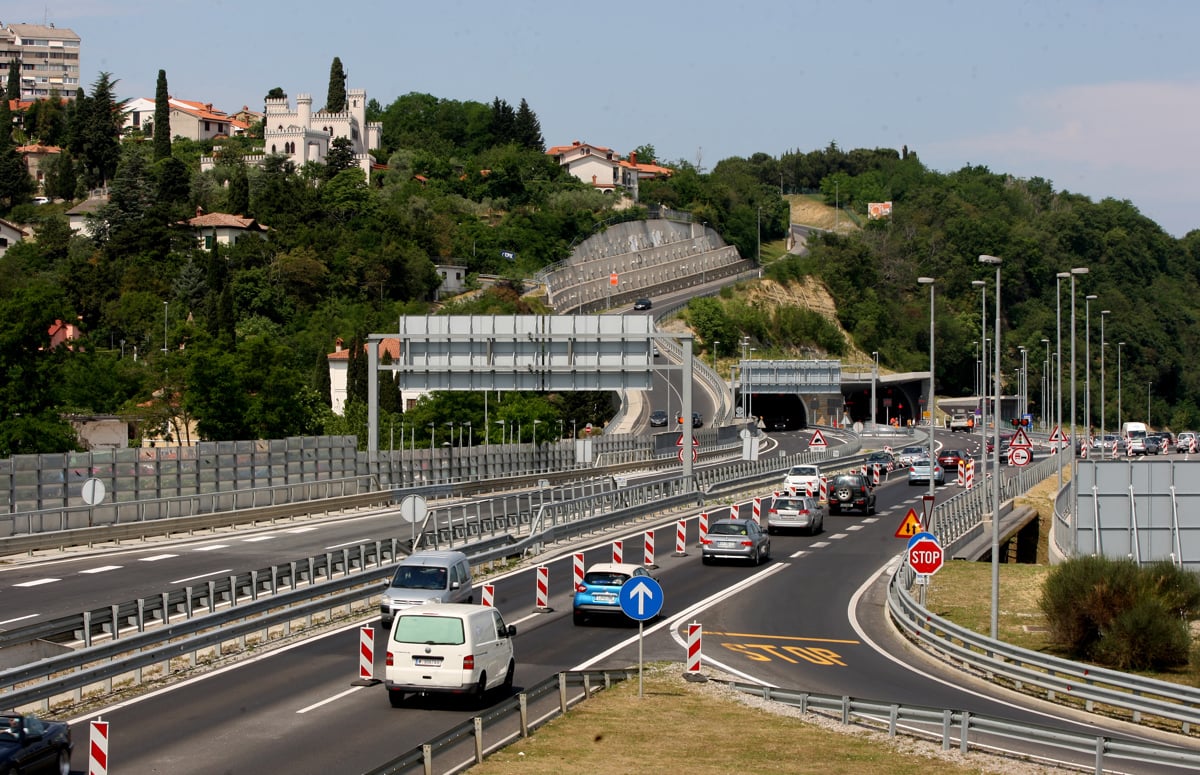 Poskus uboja v Kopru: 28-letnica držala vrata dvigala možu, ko jo je oče ustrelil v obraz
