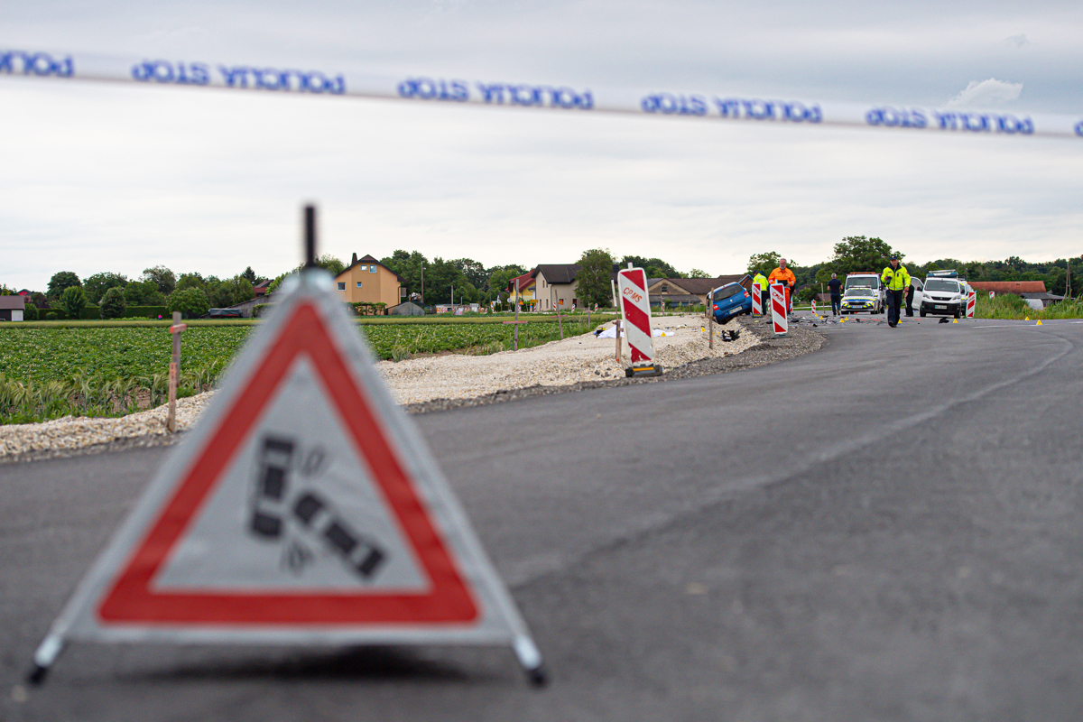 V Pesnici 51-letni voznik prebil varnostno ograjo ter obstal na strehi v reki, ni mu več bilo pomoči