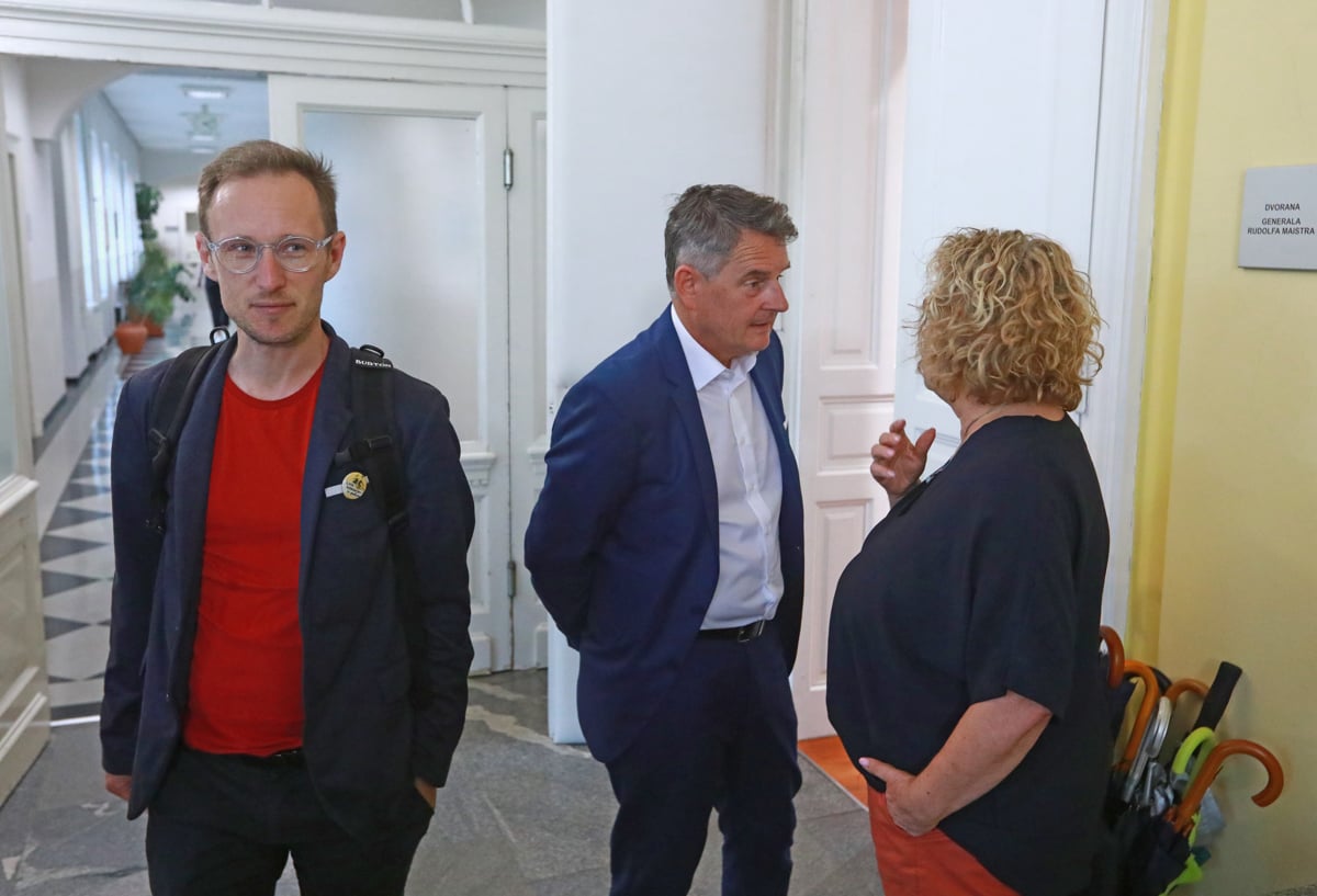 (FOTO) Mariborski mestni svet: Brez koalicije, brez podražitev pitne vode in gondole