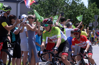 (FOTO) Dirka po Sloveniji: Ko je Pogačar dvignil roko v pozdrav, je Komenda vzvalovila