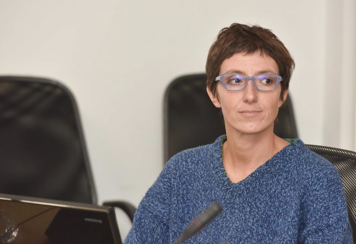 Na otoku blizu Šibenika napadli novinarko, ki je fotografirala restavracijo, policija pridržala dve osebi