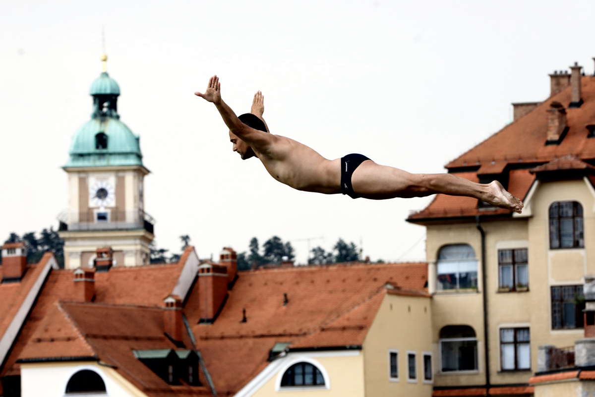 Najbolj pogumni z Glavnega mostu skakali v Dravo