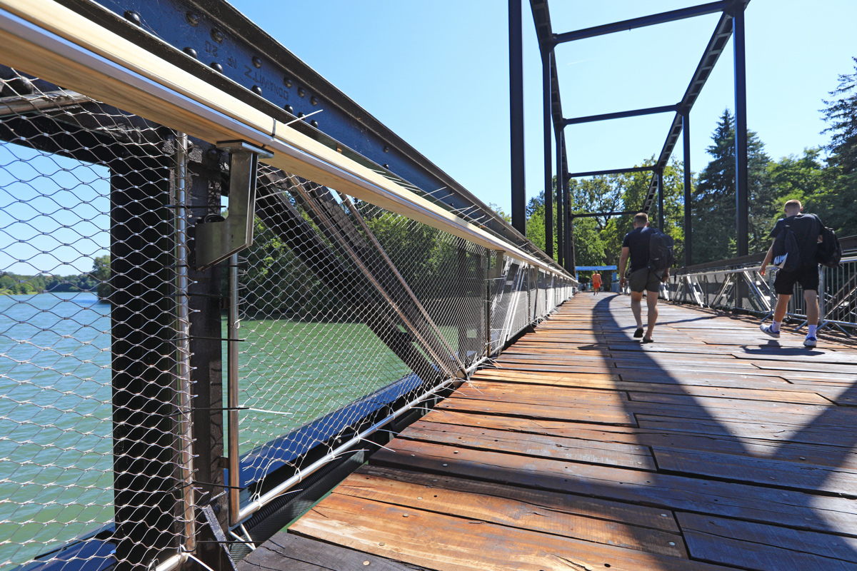 (FOTO) Ograjo mostu do Mariborskega otoka so pritrdili kar s plastičnimi vezicami