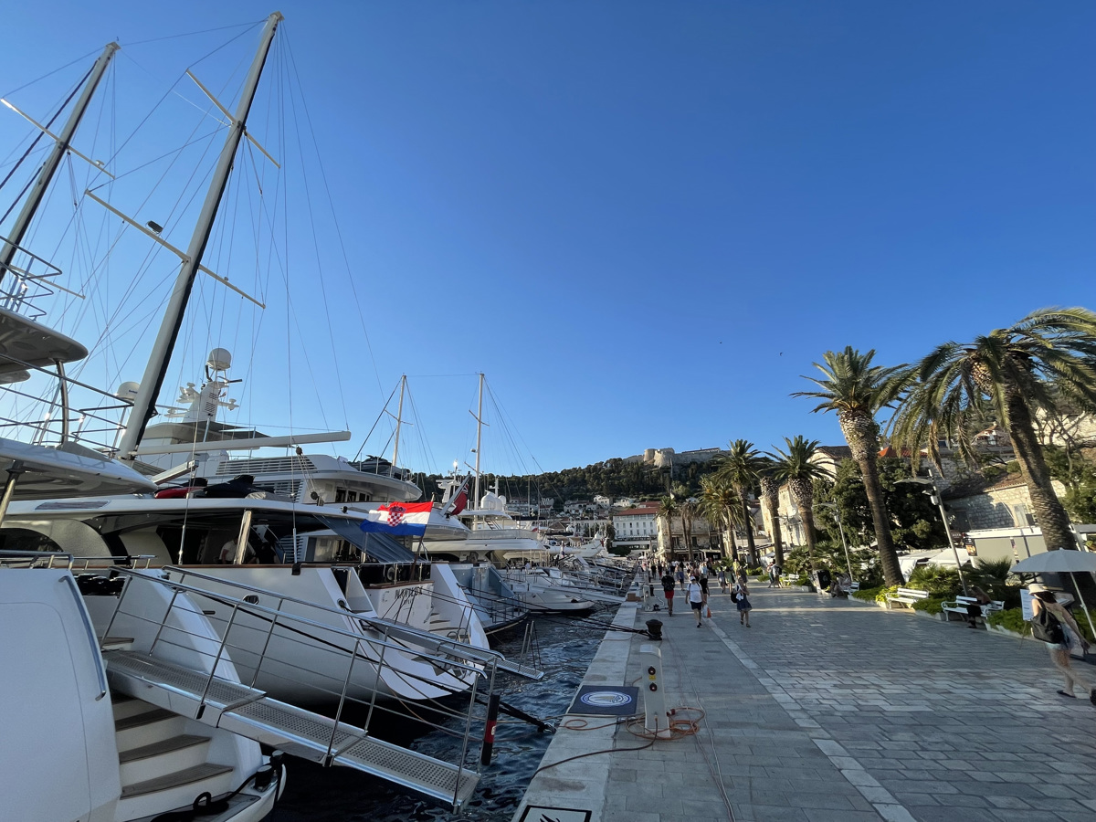 Četverica na Hvaru ugrabila moškega, ga stlačila v avto in odpeljala v neznano