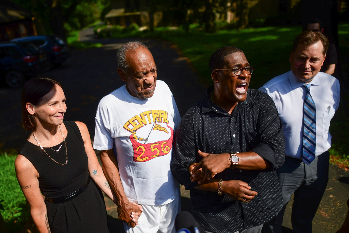 Spolni predator Bill Cosby se svobodno sprehaja po ulicah, žrtve so ogorčene