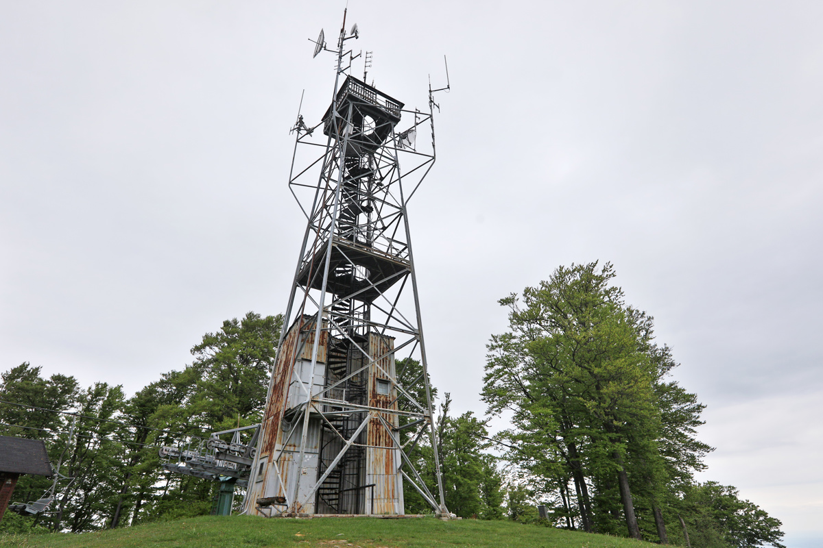 Občina bo vendarle zaprla nevarni razgledni stolp na Pohorju