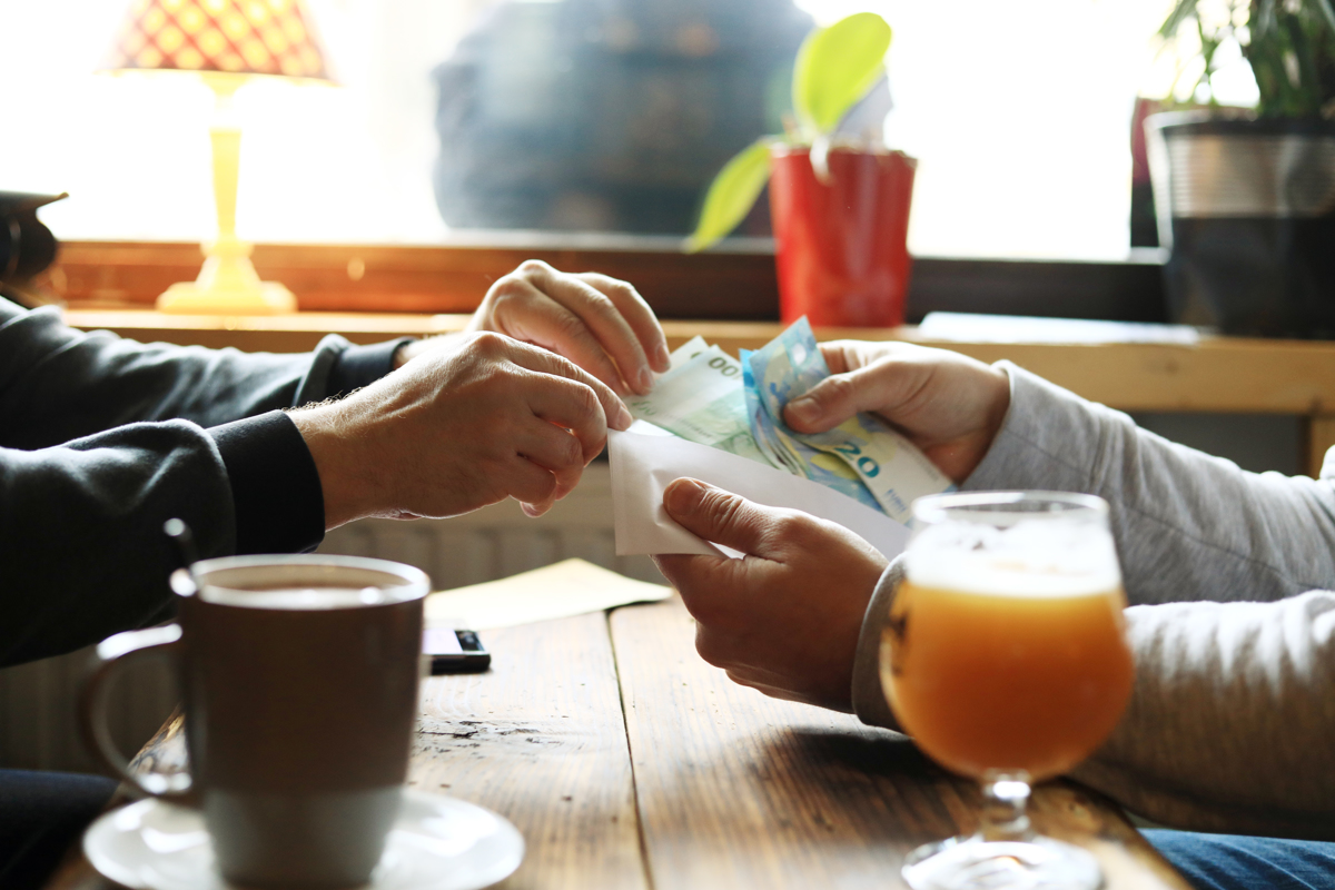 Ogoljufal vsaj pet ljudi in pristal v priporu