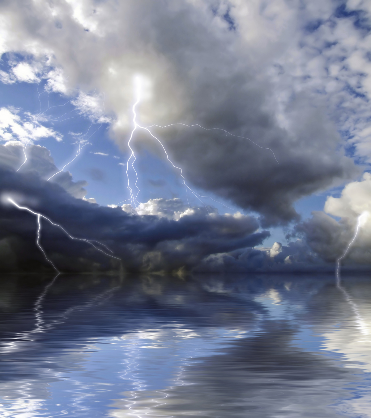 Na plaži v Splitu v turistko udarila strela