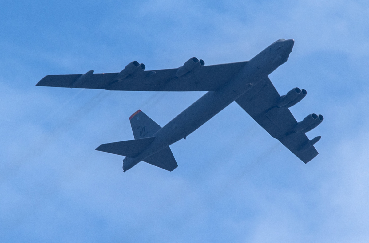 Ameriška velika bombnika preletela Dubrovnik. Rusi pred tedni na Jadranu blokirali izplutje ameriške letalonosilke