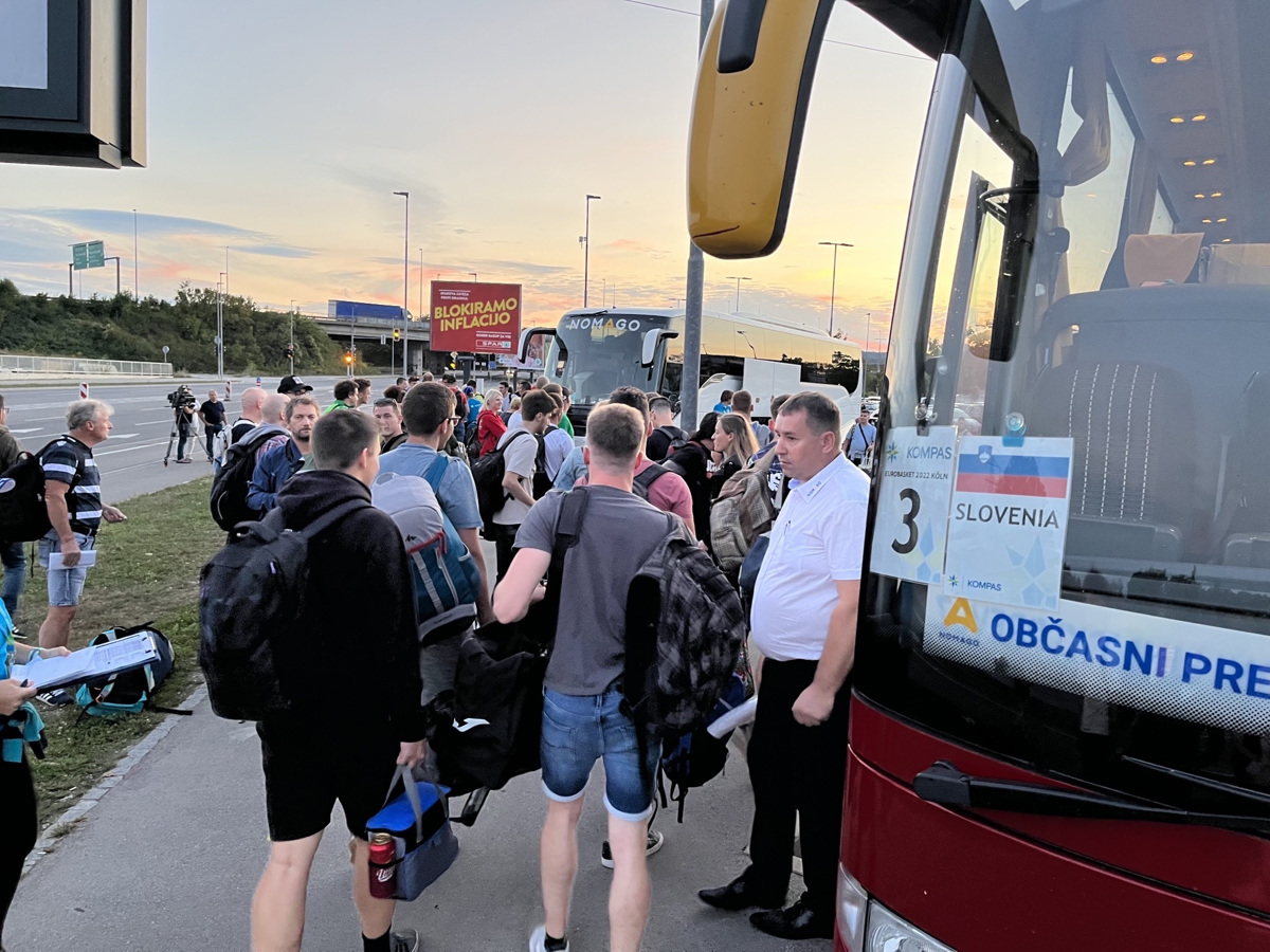 (FOTO) Proti Kölnu krenili navijaški avtobusi: Slovenske košarkarje bo spodbujalo več kot tisoč navijačev