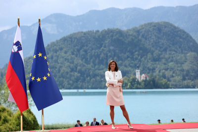 (KOMENTAR) Slovenska zunanja politika ali drobiž za podkupnino