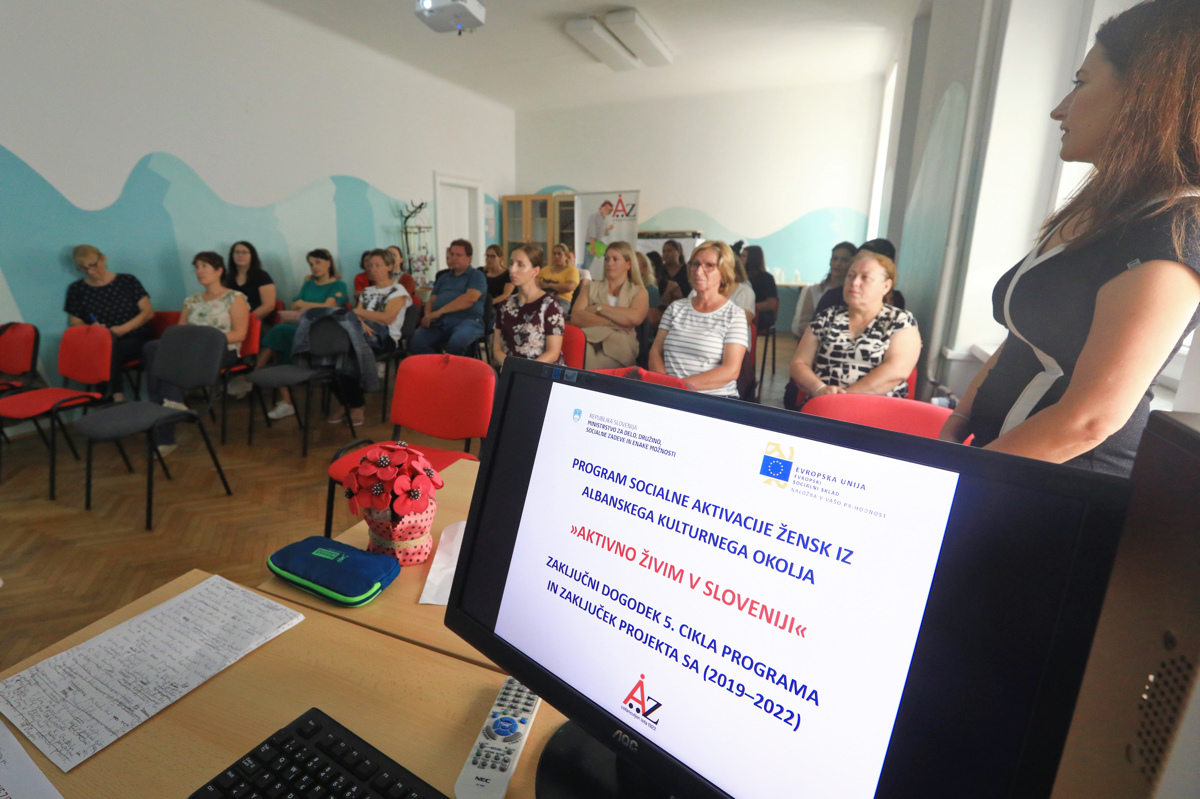 (FOTO) Zdaj lahko gre ženska sama k zdravniku, v šolo ...