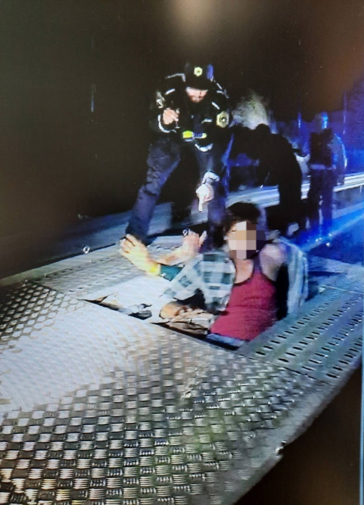 (FOTO) V tovornjaku skritim migrantom skoraj zmanjkalo zraka