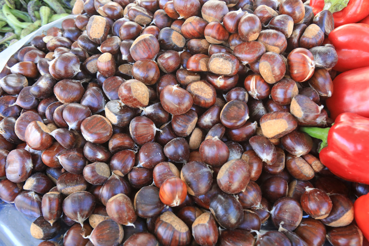 Cene na mariborski tržnici: Koliko stane svež kostanj