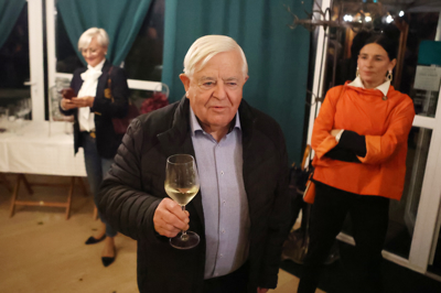 Ko so že vsi odšli, je v Rusko dačo prišel Kučan in zanikal, da bi bil v sporu z Robertom Golobom