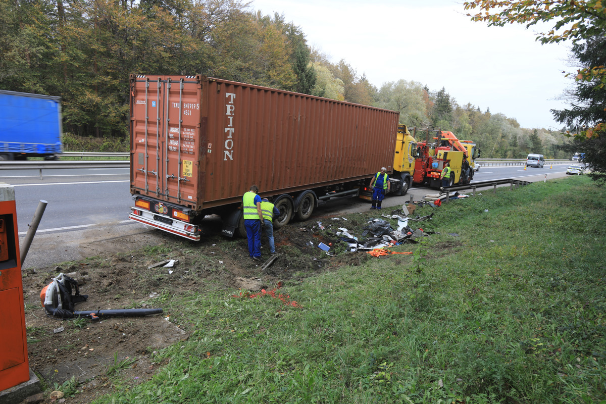 V nesreči med Slovenskimi Konjicami in Slovensko Bistrico umrl voznik tovornjaka, avtocesta zaprta, daljši zastoji
