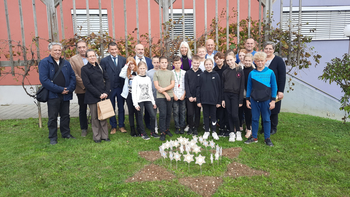 Šestošolci v Staršah zasadili krokuse v spomin na otroške žrtve holokavsta