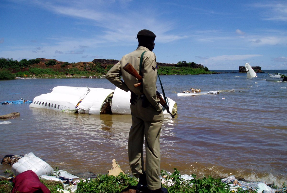 V Viktorijino jezero v Tanzaniji strmoglavilo potniško letalo