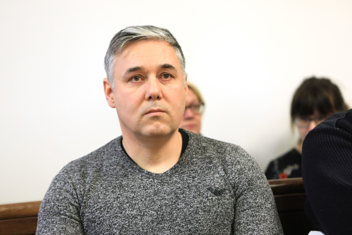 Na sojenju zaradi afere "preskakovanje čakalnih vrst" zanika, da je iskal zveze za operacijo brata