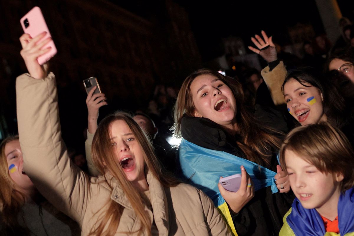 (FOTO) V Hersonu ukrajinske vojake pričakali navdušeni prebivalci, Zelenski petek označil kot "zgodovinski dan"