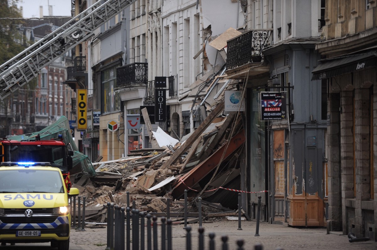 (VIDEO) Zrušenje stavbe: Izpod ruševin potegnili truplo moškega, ki je za vikend najel stanovanje