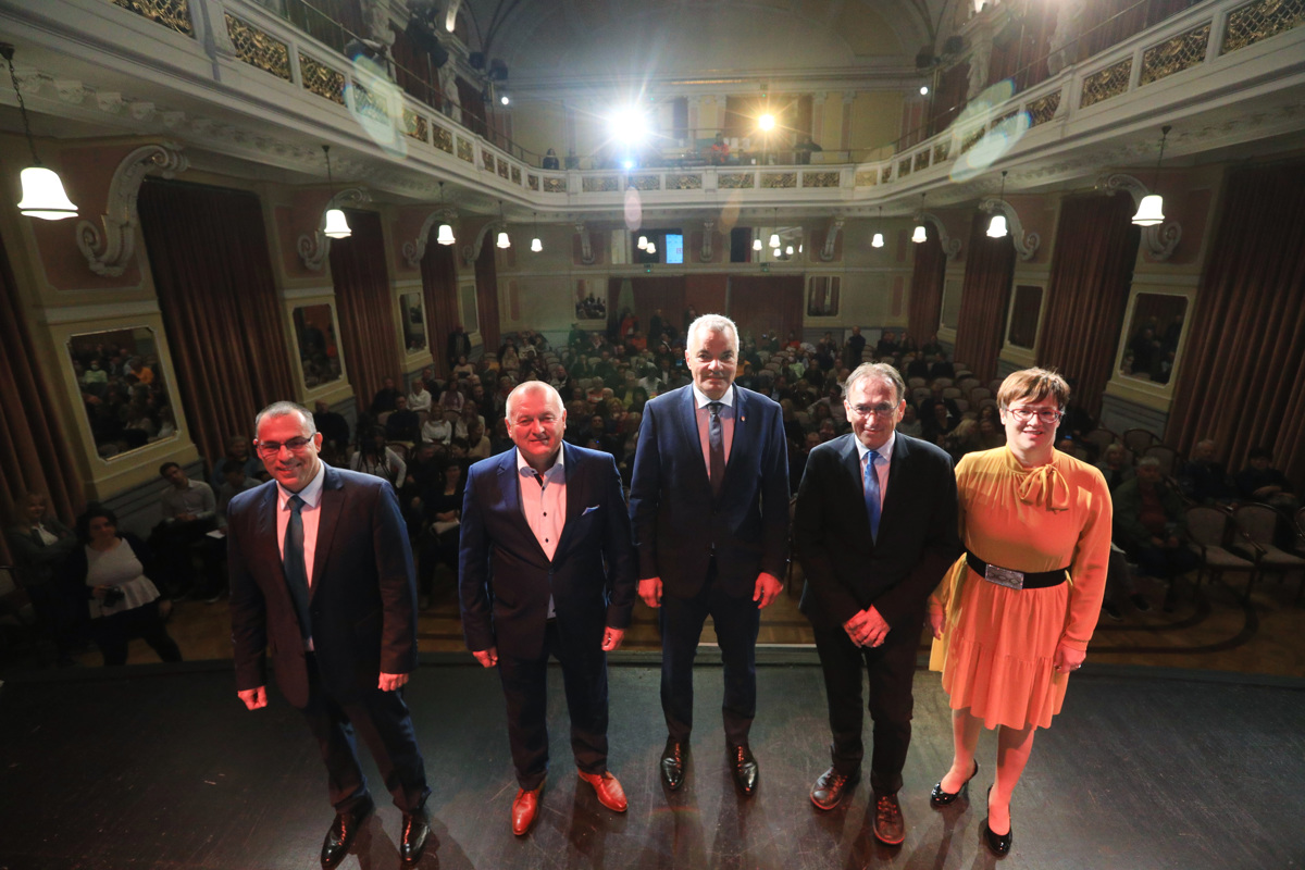 Dejan Kaloh, Franc Kangler, Saša Arsenovič, Vojko Flis in Lidija Divjak Mirnik pred začetkom soočenja v Narodnem domu 