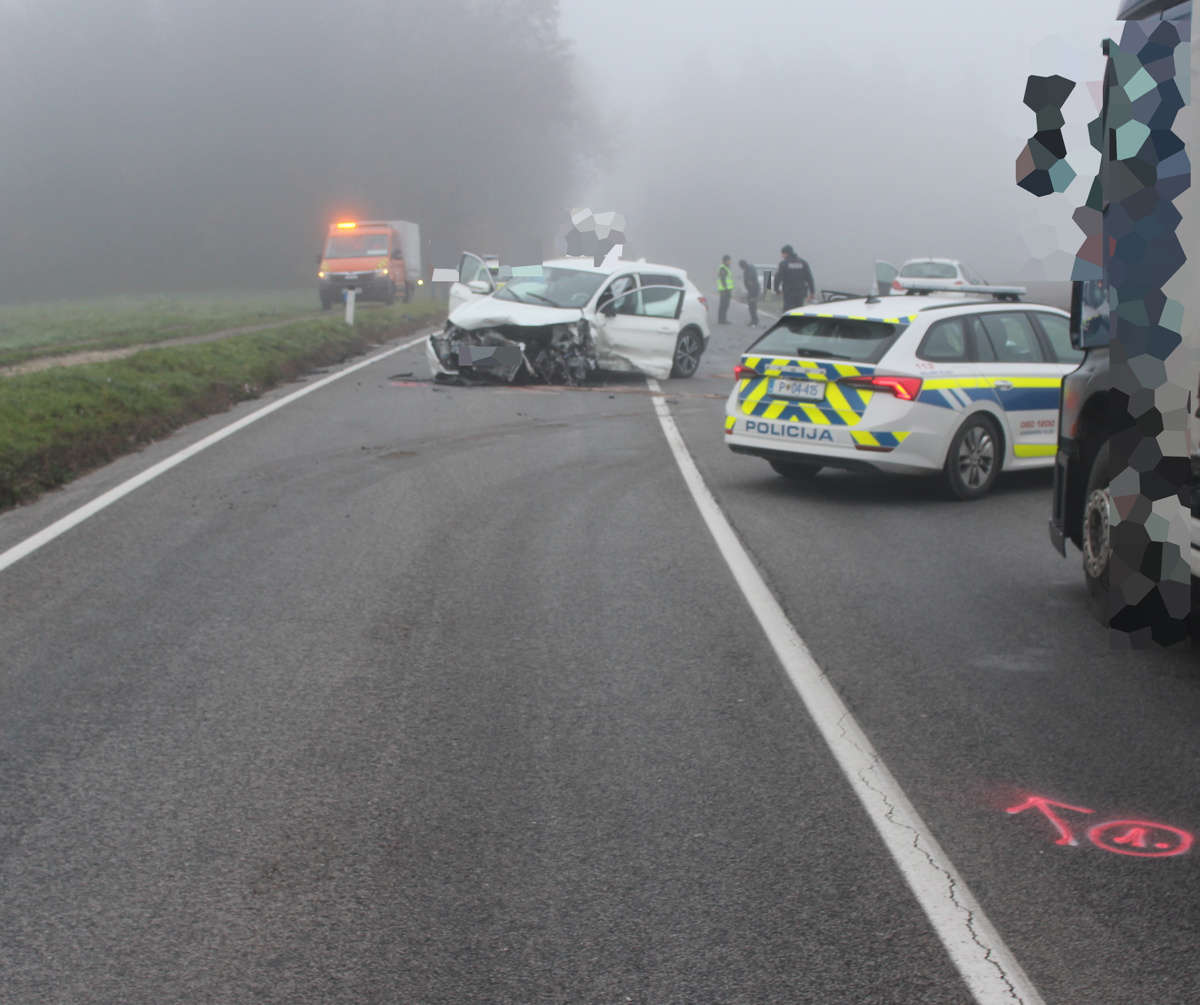 (FOTO) Zapeljal na nasprotno vozišče in povzročil nesrečo, tri osebe poškodovane