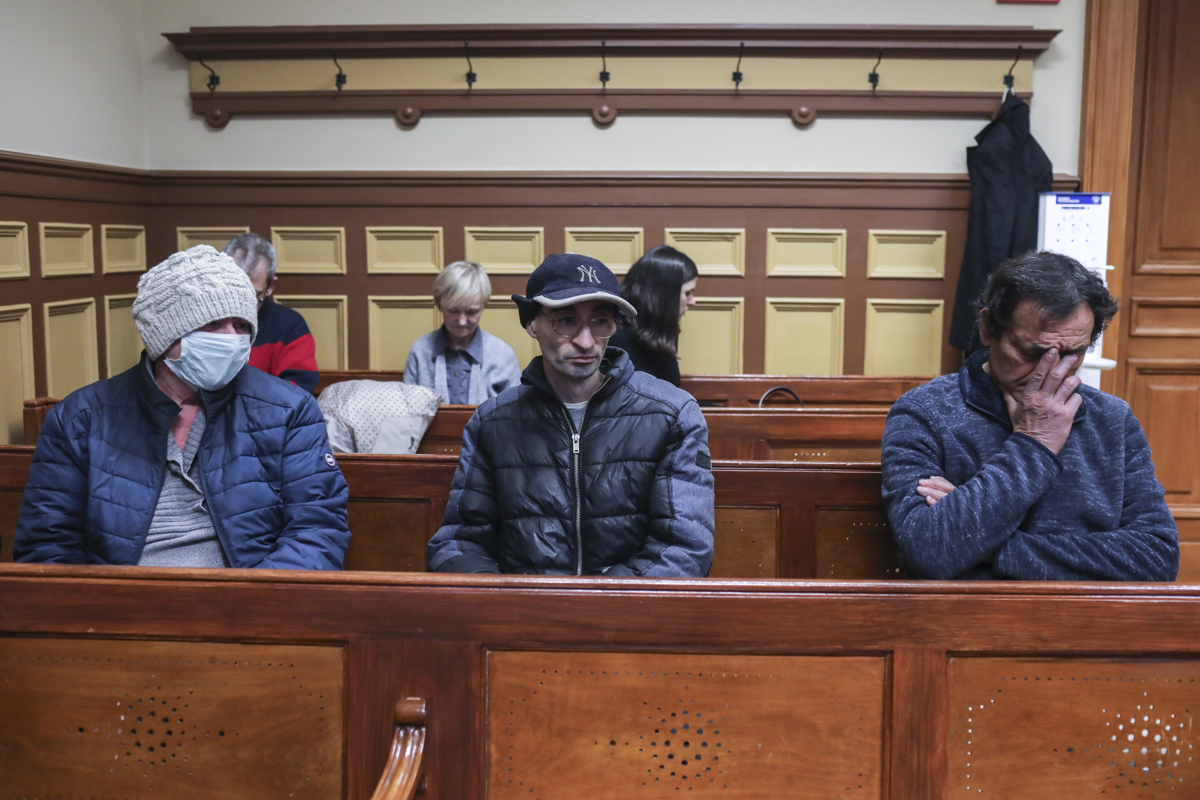 Tanja Čop, Sandi Mikulin, Branko Pavlovič (v prvi vrsti) in Erika Novak kazniva dejanja zanikajo.