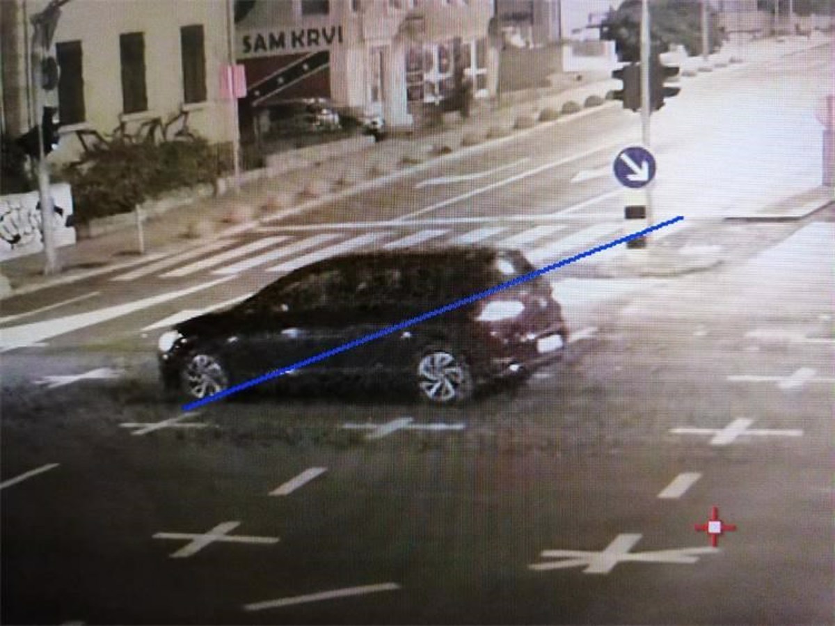 V bližini Splita prijeli 29-letnika, ki je povozil policista in zbežal. Uporabiti so morali prisilna sredstva