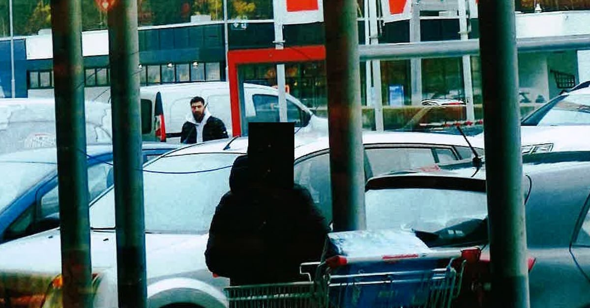 (FOTO) Prepoznate moškega, ki ga je kamera ujela pred trgovino v Rušah? Policija prosi za pomoč!