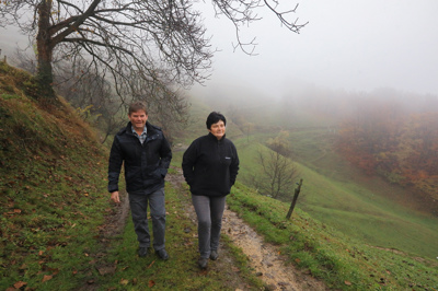 Ministrica obiskala haloške kmete in se prepričala o strmih terenih, za katere bodo po novem dobili nižja izplačila