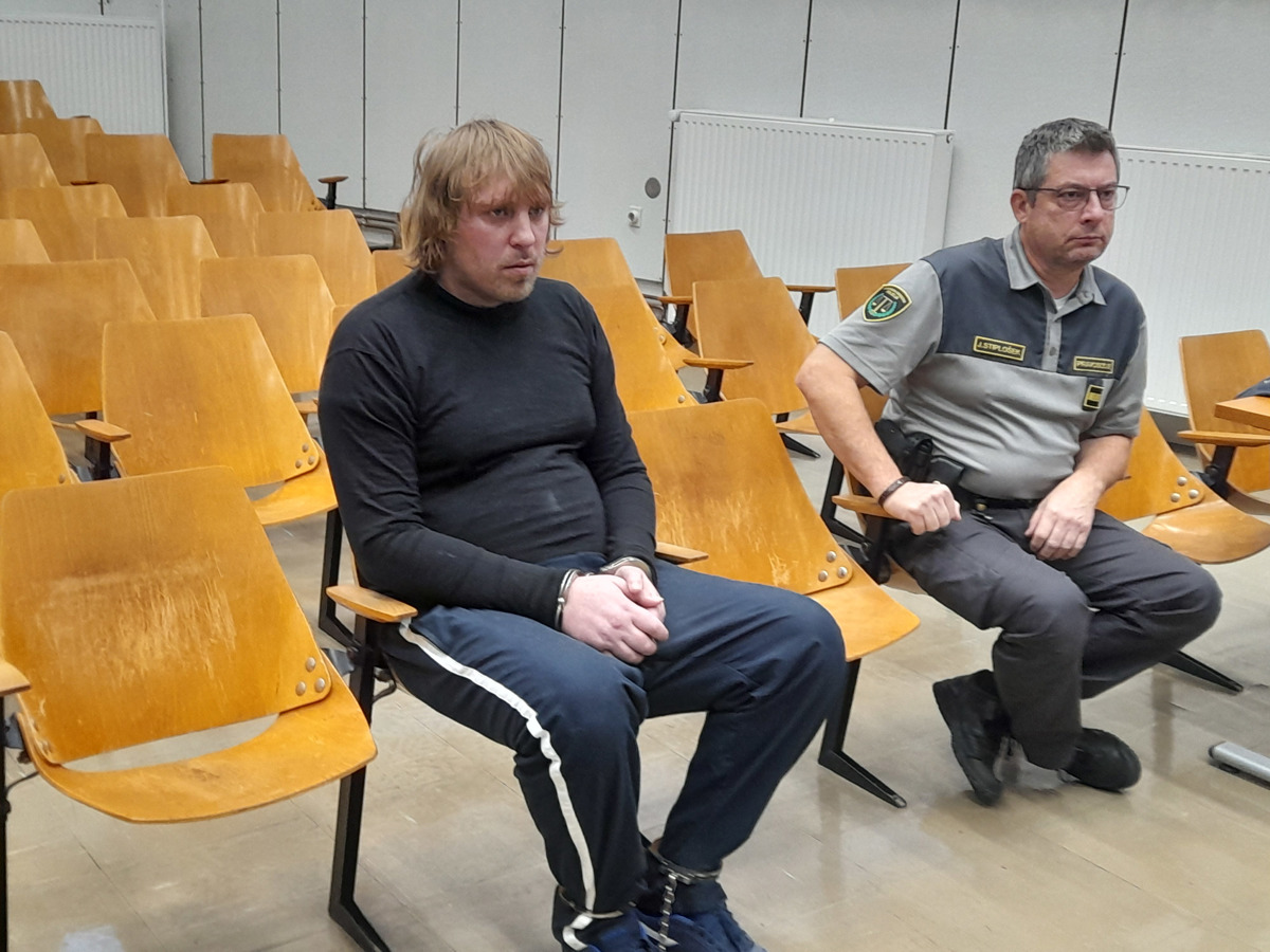 Zaradi spremembe obtožnice sodba za umor matere in poskus umora očeta (šele) januarja