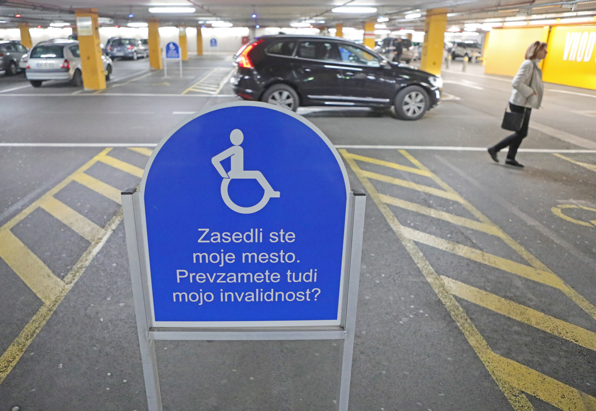 Poostreni nadzor parkiranja: Na dan invalidov mariborski policisti našteli 43 kršitev