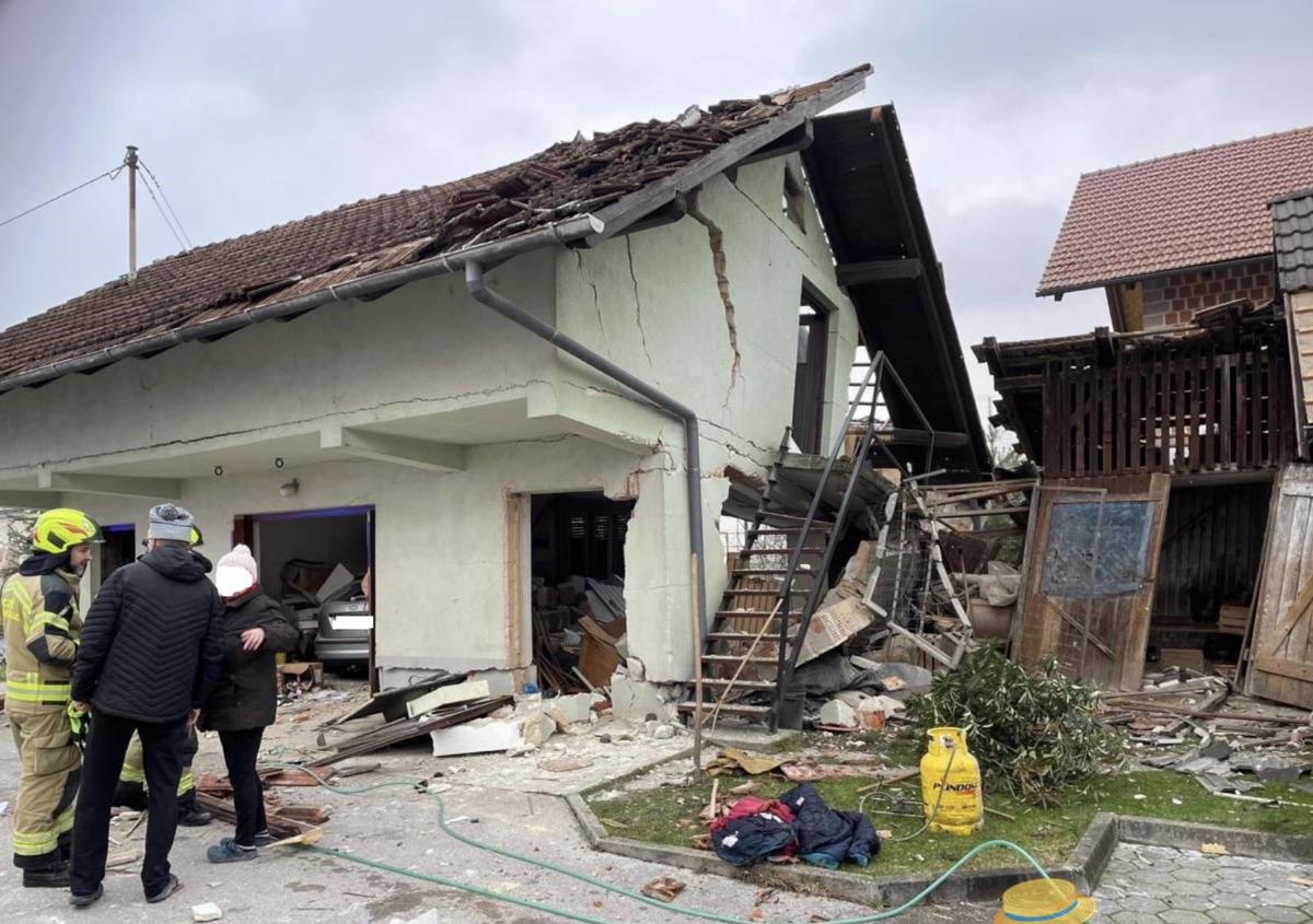 (FOTO) Domžale: To je ostalo od hiše po sredini eksploziji plinske jeklenke, moški huje poškodovan