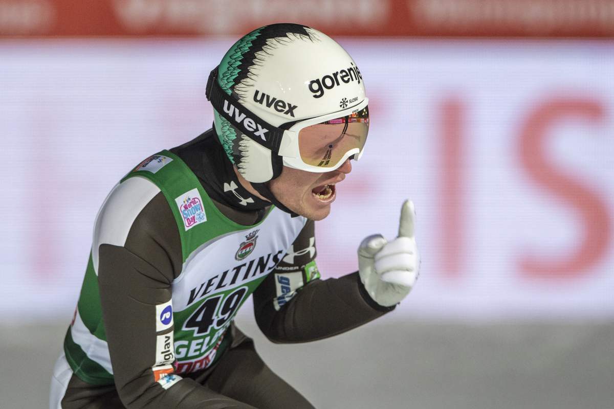 Anže Lanišek sobotni zmagi v Engelbergu danes dodal še tretje mesto