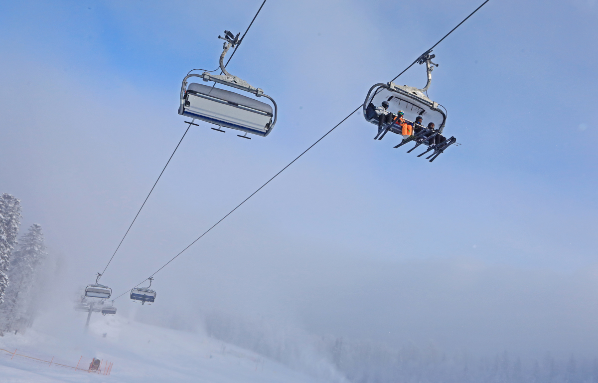 Petletna deklica iz Slovenije padla s sedežnice na Mokrinah