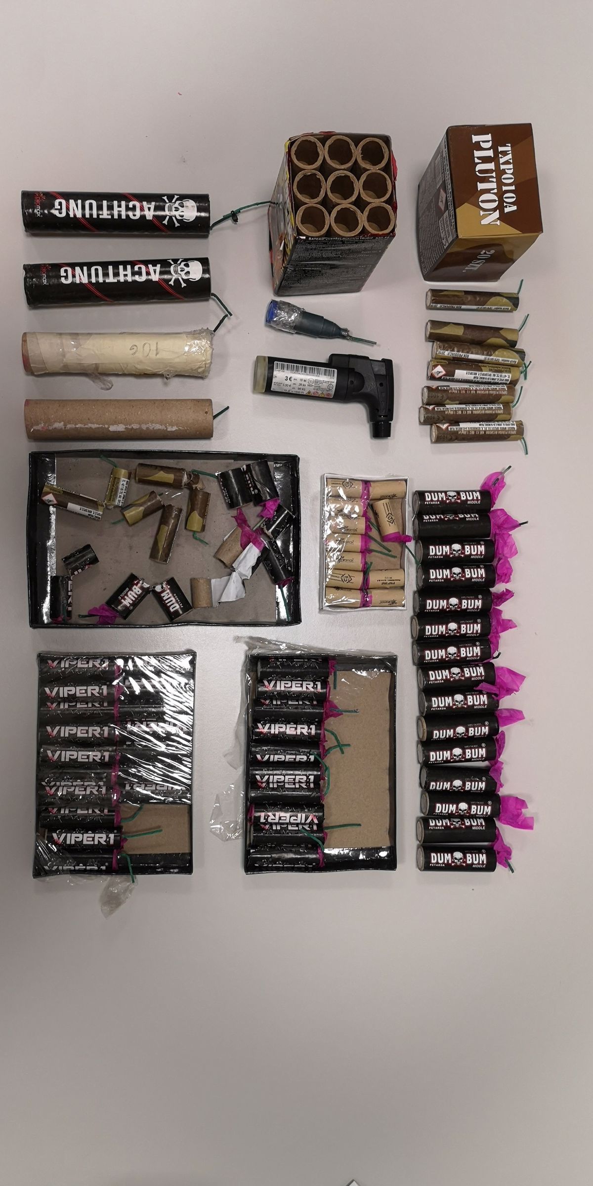 Kupil jih je na spletu, starši pa so za to vedeli: Mladoletniku v roki eksplodirala petarda