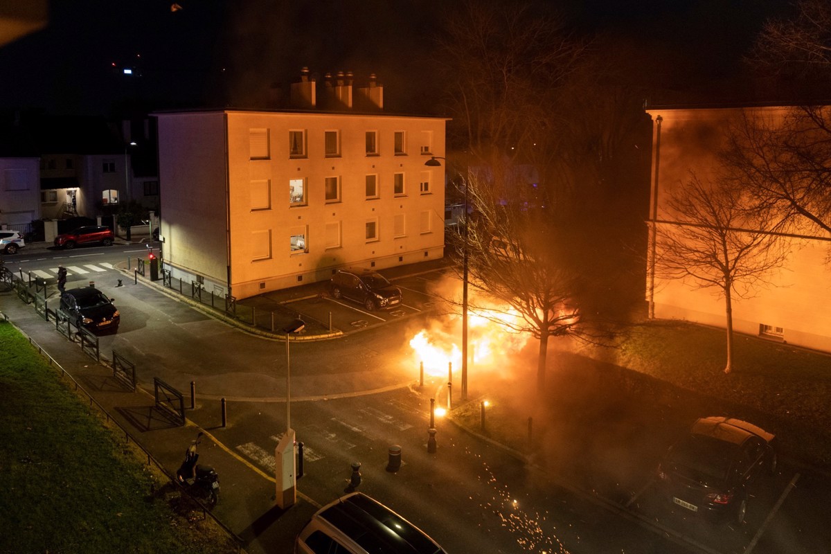 Novoletni izgredniki v Franciji požgali "le" 690 avtov