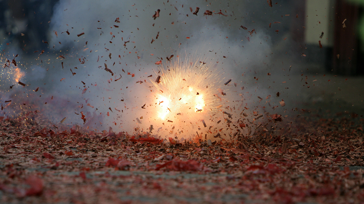 Ogenj polili z vnetljivo snovjo, en otrok se je pri tem hudo poškodoval. Kdo bo kazensko odgovarjal za nesrečo?