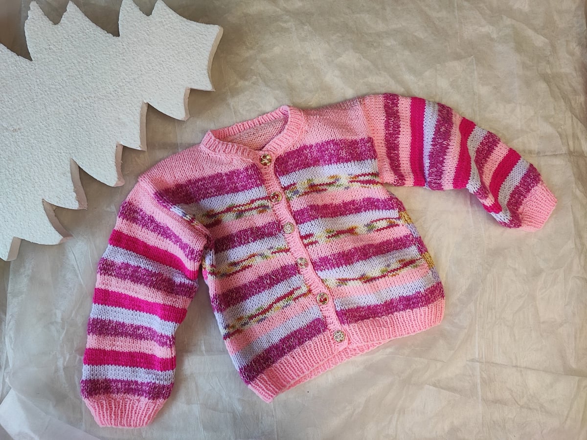 Mariborčanka spletla otroške jopice in puloverje. Na dobrodelni dražbi jih lahko kupite in s tem donirate