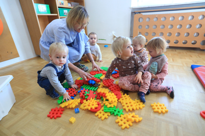 Vlada pristala na dvig plač pomočnicam vzgojiteljic za 12 odstotkov