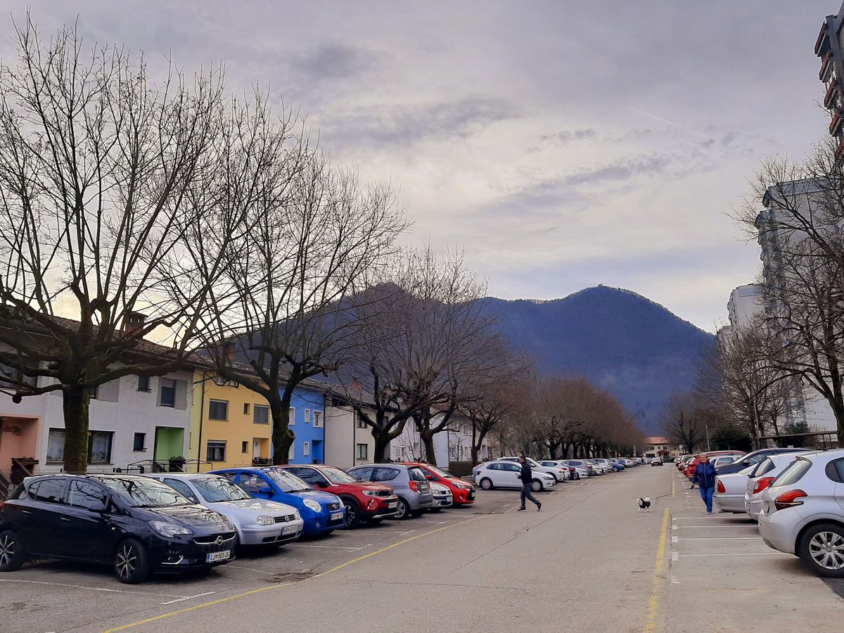 V Škofji Loki sin do smrti zabodel mamo