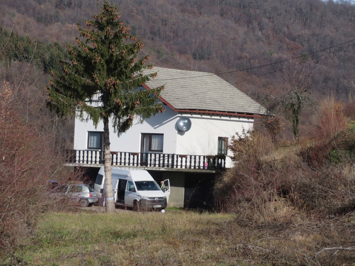 Zločin v Radovici pri Metliki: Pokončal mamo in se obesil